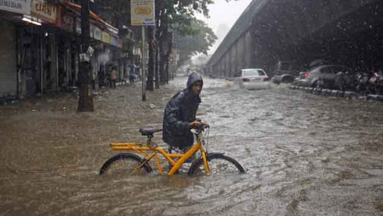 Torrential rain, hailstorm kills 16 in Pakistan