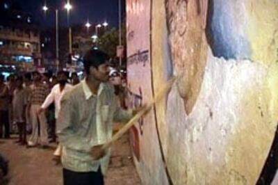 Mumbai Senas war over posters