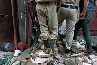 1 Dead, 3 Injured After 3-Storey Building Collapses in Delhi's Mustafabad; Search Ops Underway