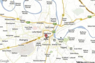 4 killed, several injured as jeep rams into a truck on Mumbai-Agra highway