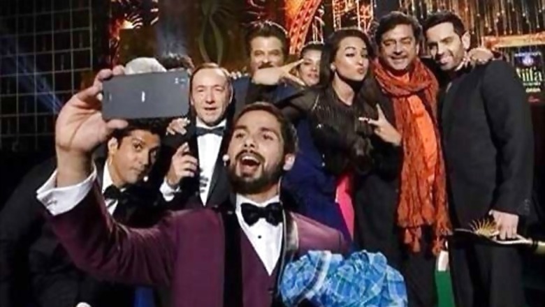After the Oscars, Kevin Spacey poses for a Bollywood selfie with Shahid, Sonakshi and Farhan