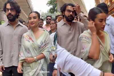 Rajkummar Rao, Patralekha Walk Barefoot To Seek Blessing From Lord Ganesha At Lalbaugcha Raja, Watch