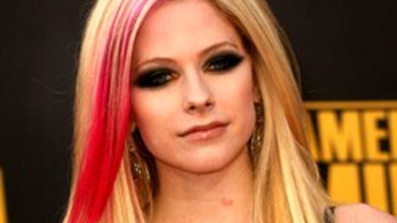 Avril Lavigne comes to Brit's aid, slams paparazzi