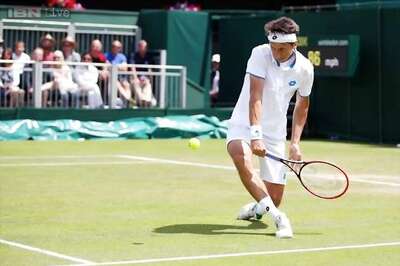 Roger Federer easily reaches Wimbledon's fourth round