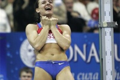 Yelena Isinbayeva sets new indoor pole vault record