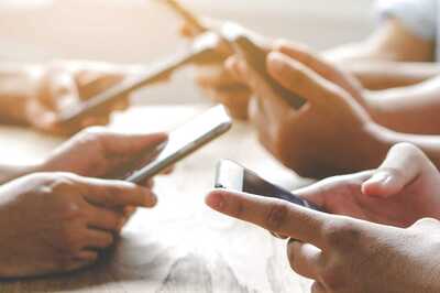 Here's Why Parents are Worried About Phone Addiction Among Girls Between the Age of 14 to18