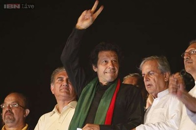Imran Khan begins talks with Pakistan government over protests