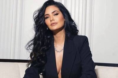 Sexy! Esha Gupta Flaunts Ample Cleavage in a Stunning Blazer, Hot Photo Goes Viral