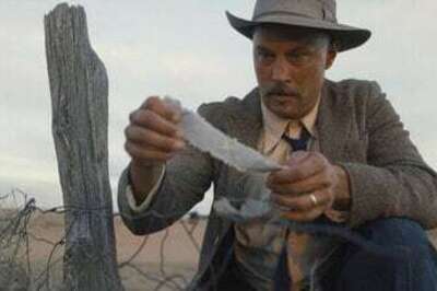 Review: Robbie's Glamour Cuts Through Dust In 'Dreamland'