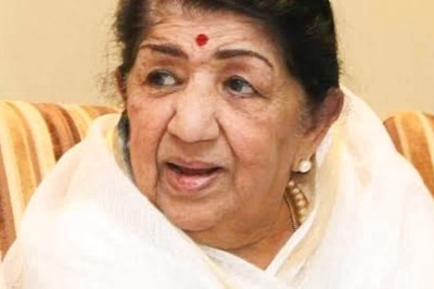 Lata Mangeshkar Once Refused To Sing At a Wedding Even For '100 Million Dollars', Asha Bhosle Reveals