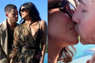 Nick Jonas Kisses Priyanka Chopra and Fan Boys Over Her In a Steamy Video, Fans Go Gaga | Watch