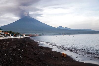 Indonesia Raises Volcano Alert to Highest Level, Thousands Stranded as Bali International Airport Closes