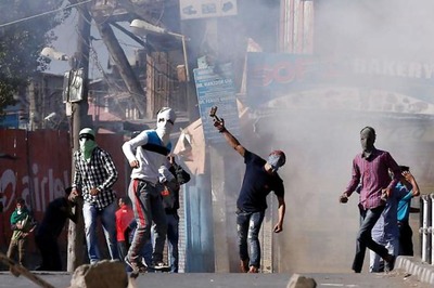 50 Injured in Clashes Between Protesters, Security Forces in Kashmir