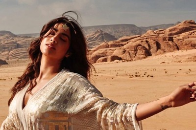 Janhvi Kapoor Looks Hot As She Poses Midst of Desert in Sexy Kaftan; See Pic