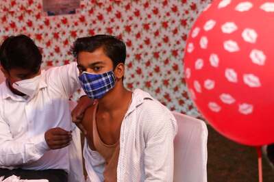 Free Mobiles to Cheaper Petrol, Civic Bodies Offer Incentives to Motivate the Unvaccinated as Deadline Looms