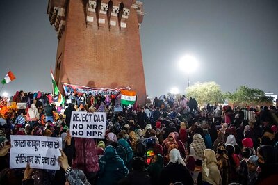 10 Arrested from Anti-CAA Protest Site at Ghantaghar in Lucknow; FIR Against 100 Women