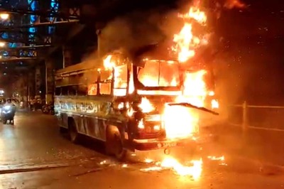 Mini Bus Carrying Passengers Catches Fire on Kolkata's Howrah Bridge, No Injuries Reported