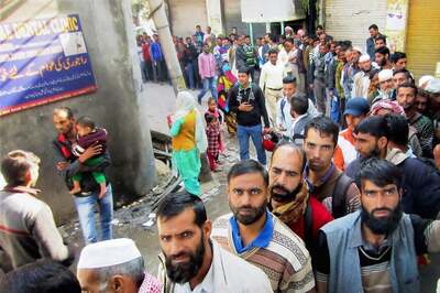 Elderly Man Dies in Kolkata After Spending Night in Bank Queue