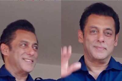 Salman Khan Wishes Eid to Fans Gathered Outside Home; Family Gets Together For Festival; Watch