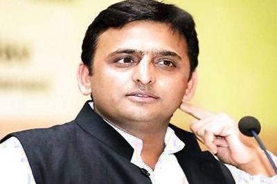 Akhilesh visits acid attack victims' cafe in Agra, assures help