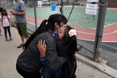 National Hug Day 2021: Date, Signficance and Wishes to Share with Your Loved Ones