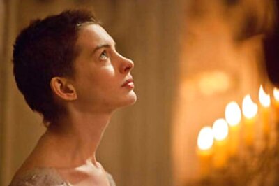 Anne Hathaway aplologises to Italian designer Valentino