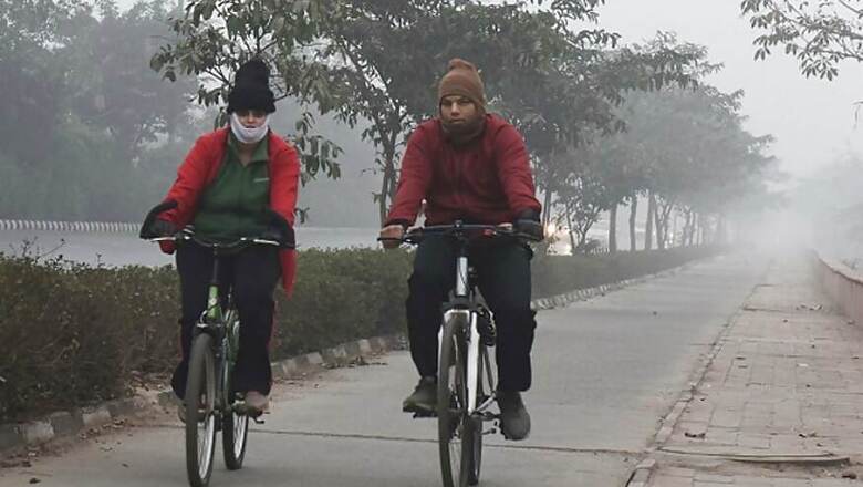Delhi Records Cold Morning at Eight Degrees, Air Quality Remains 'Very Poor'