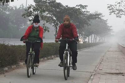 Delhi Records Cold Morning at Eight Degrees, Air Quality Remains 'Very Poor'