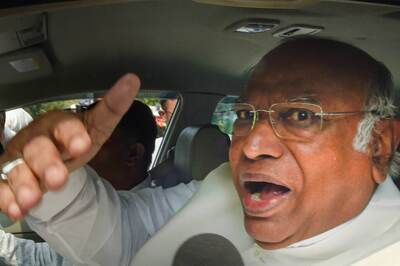 A Loyalist Who Never Crossed 'Lakshman Rekha': Gandhis' Blessing is Kharge's Edge Over Tharoor