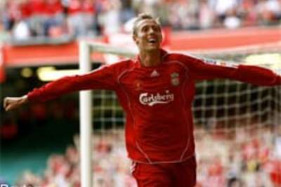 Crouch hat-trick downs Arsenal