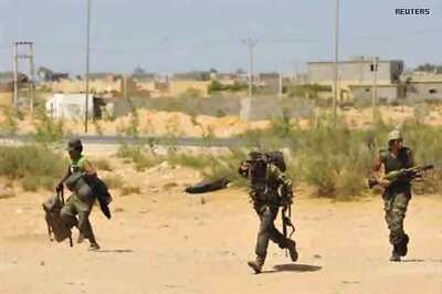 Thousands flee to Tunisia to escape Libya fighting