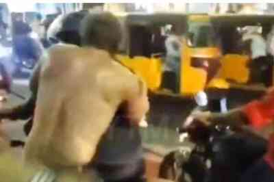 Drunk Foreigner Running Shirtless On Chennai Roads, Trying To Bite People | Video