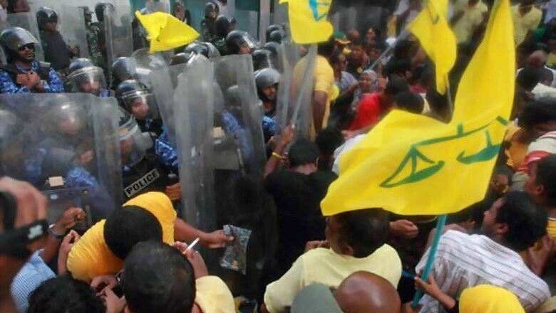 Maldives votes amid controversy