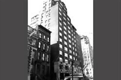 New York building collapses in explosion