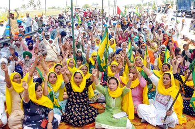 Tikait, Yogendra Yadav, Chaduni Lead Sit-in at Haryana Police Station for Release of Farmers