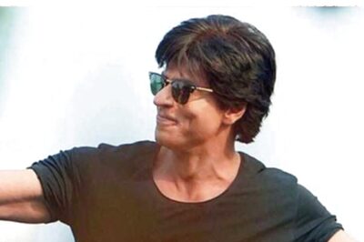 Shah Rukh Khan Fans Gather Outside Mannat On His Birthday Eve With Banners, Customised Flags; Watch