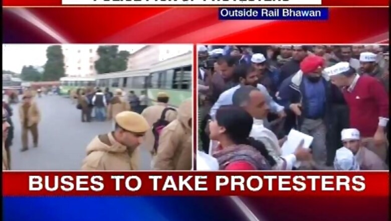 Tough time for Delhi Police personnel at Kejriwal's dharna site