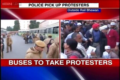 Tough time for Delhi Police personnel at Kejriwal's dharna site