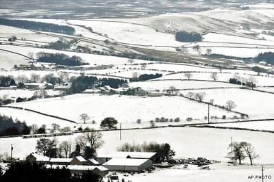 Thick fog, ice hits UK, many flights cancelled