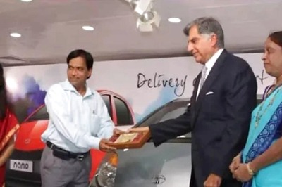 Watch: Video of Ratan Tata Delivering First 3 Nanos in India Goes Viral on Internet