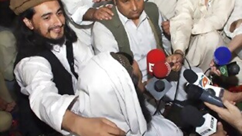 Pak Taliban leader considered dead meets reporters