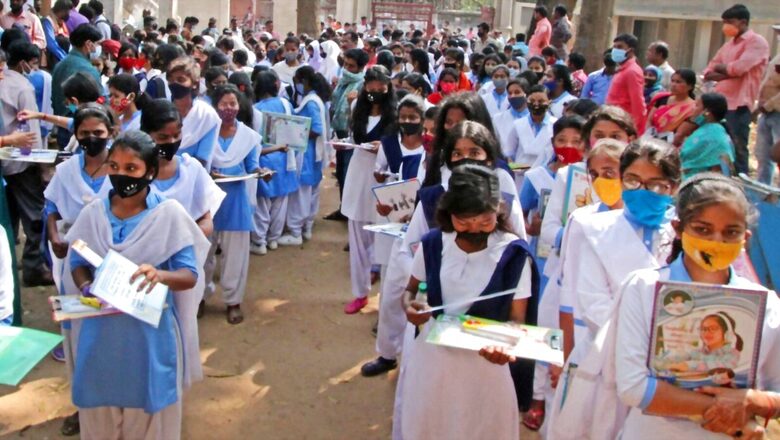 Lucknow School Goes Missing Overnight, Classes Held on Road