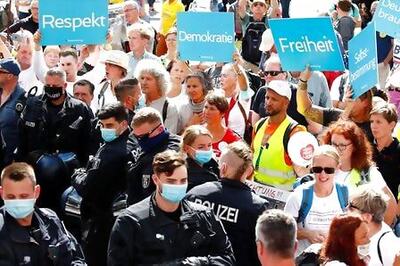 Berlin Police Arrest 300, Disband Protest Against Coronavirus Curbs