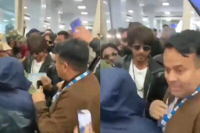Shah Rukh Khan MOBBED At Srinagar Airport, Fans Refuse to Let Him Go Without Selfies; Watch