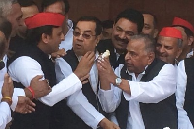 Akhilesh Hosts Mulayam Singh’s 79th Birthday Party, Shivpal Gives it a Miss