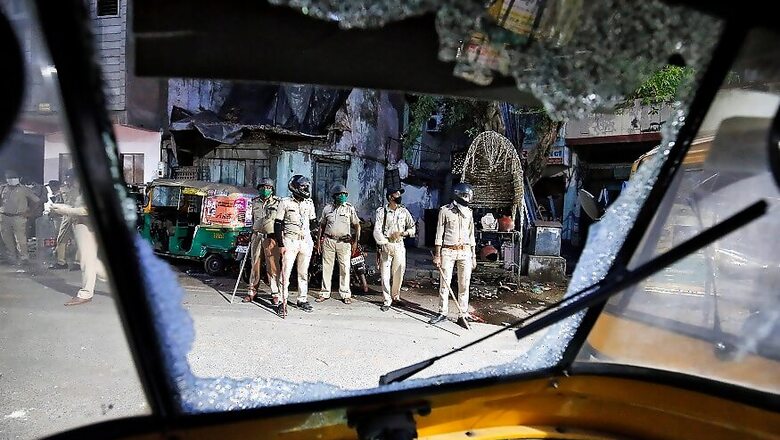 Police Use Tear Gas as Residents Pelt Stones in Ahmedabad After Stricter Coronavirus Lockdown