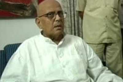 Stand for Saddam, V P Singh urges Govt