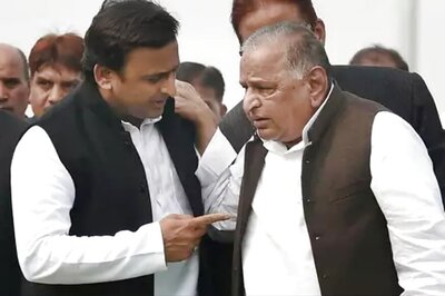 OPINION | Worried About Exodus of Old SP Guards, Is Mulayam Eager to Take Back Party Reins From Son Akhilesh?