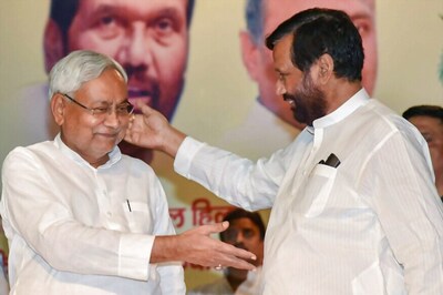 Allies Bring More Trouble for BJP, Nitish Kumar's JD(U) Backs Paswan Ultimatum on SC/ST Act