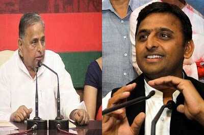 Mulayam Singh Yadav rebukes son Akhilesh Yadav in public